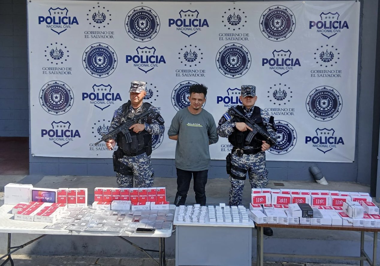 El sujeto sustrajo decenas de dispositivos tras ingresar por un agujero y ocultarse en otro local.