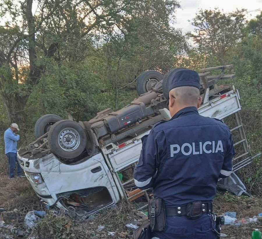 El conductor de un camión perdió el control y volcó; será procesado por homicidio y lesiones culposas.