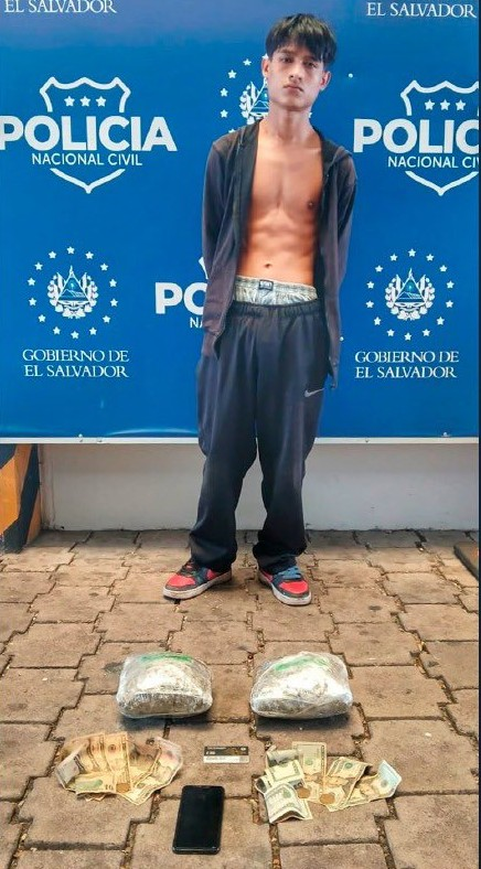 La Policía Nacional Civil informó que al detenido le fueron incautados dos kilos de marihuana, dinero en efectivo, un teléfono celular y una motocicle