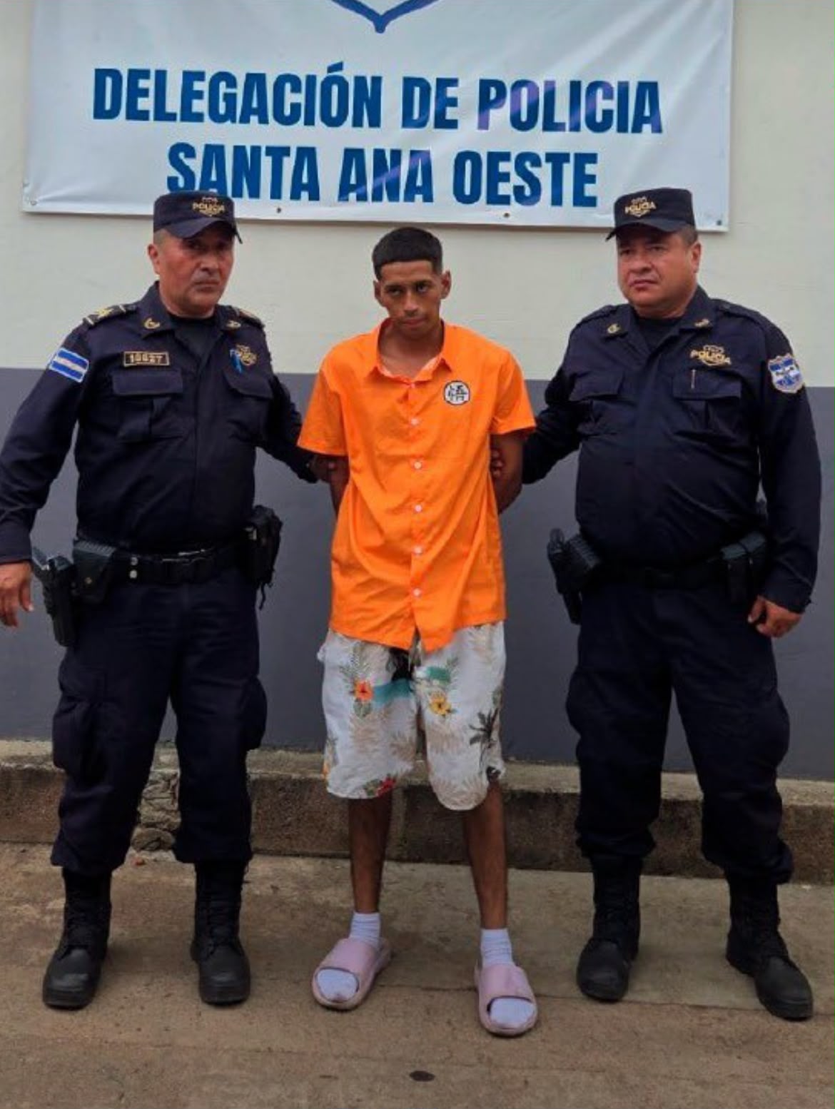 El hecho quedó registrado en un video que circuló en redes sociales. La motocicleta fue recuperada por la Policía en un centro comercial de Santa Ana.