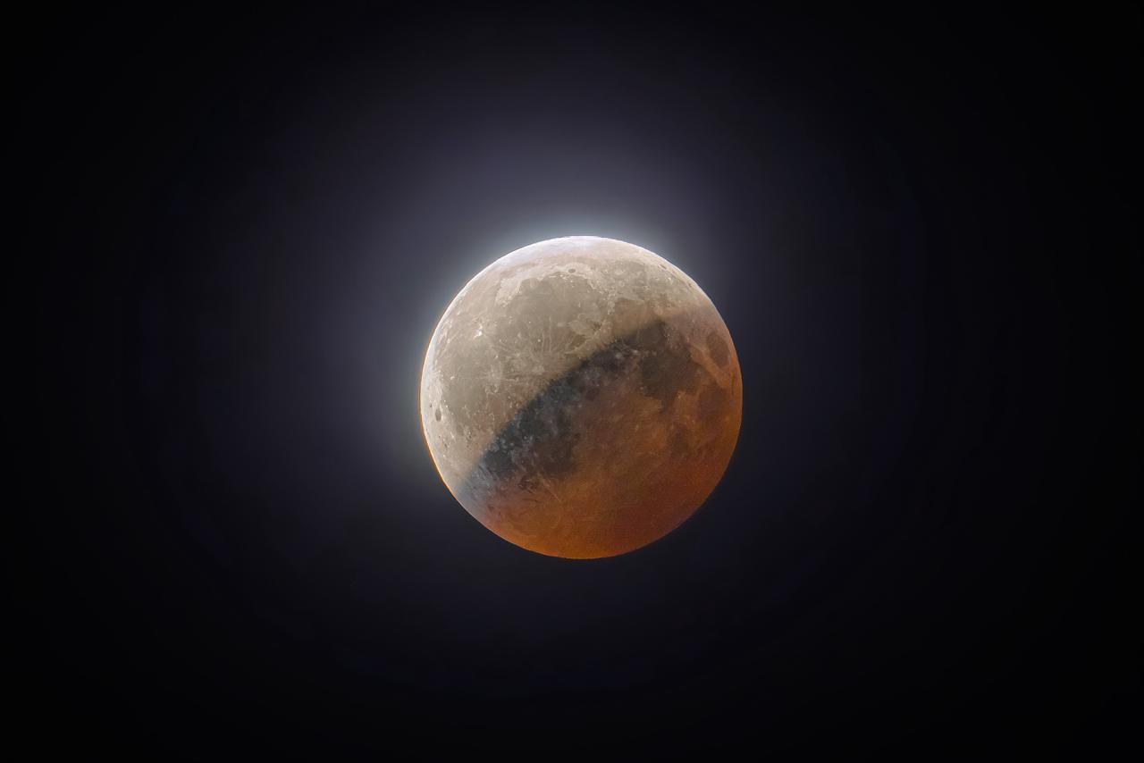 El fenómeno alcanzó su punto máximo a las 10:12 p. m., cuando aproximadamente el 93 % del disco lunar quedó dentro de la sombra de la Tierra.
